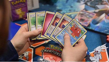 Truffa sulla collezione di Pokemon: compra carte per 110.000 euro e le paga con i soldi del Monòpoli