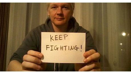 Assange è un uomo libero, il tribunale di Saipan accetta il patteggiamento