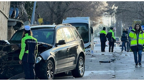 Tragedia a Torrette, auto contro una colonna del gas, due morti. Quartiere blindato per la fuga di gas, ospedale in tilt. LA DIRETTA