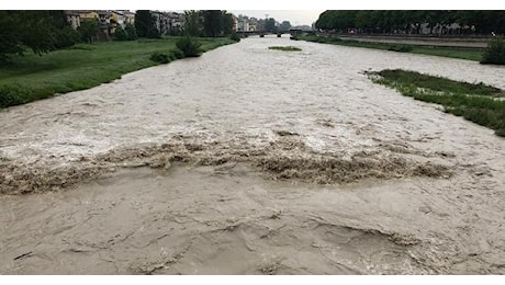 Maltempo, salgono i livelli dei corsi d'acqua in provincia. Prime segnalazioni di allagamenti. Domani allerta arancione. Attivata la sala operativa della protezione civile - Le previsioni: pioggia anche domani