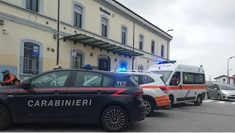 Melegnano: ventiduenne accoltellato in stazione, è grave. Caccia agli aggressori in tutta la città VIDEO