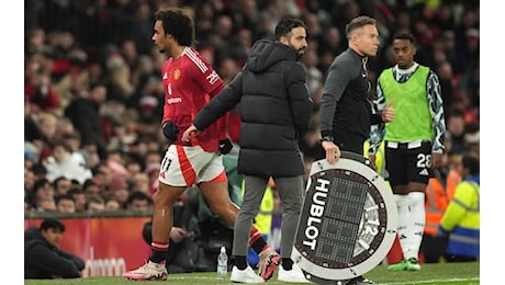 Zirkzee, altra bocciatura: sostituito dopo 33' in Manchester United-Newcastle. VIDEO