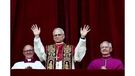 Fumata bianca. Papa Robert Prevost, Leone XIV. «Prego per pace disarmata e disarmante»