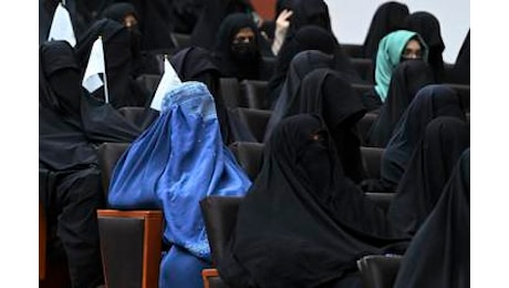 Afghanistan, Talebani vietano a donne di guardare dalla finestra