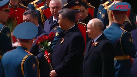Russia, Putin depone una corona di fiori al Cremlino nel Giorno della Vittoria
