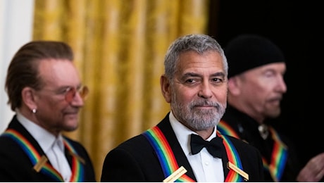 George Clooney chiede il ritiro di Joe Biden dalla corsa alle presidenziali Usa: «Non può vincere la battaglia contro il tempo»
