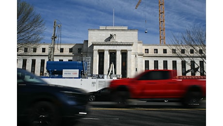 La Fed taglia i tassi di un quarto di punto, Powell sfida Trump