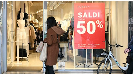 Saldi al via il 4 gennaio, ma la spesa prevista è contenuta: 307 euro a famiglia