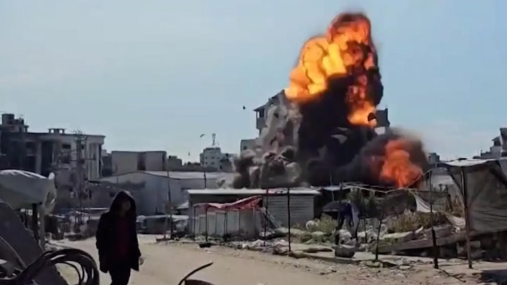 Gaza, il rombo dell'aereo israeliano, poi l'esplosione di una bomba nel quartiere di Zaytouni - la Repubblica Gaza, il rombo dell'aereo israeliano, poi l'esplosione di una bomba nel quartiere di Zaytouni - la Repubblica