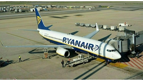 Ryanair, volo Valencia-Milano costretto a tornare indietro: passeggero molesto a bordo, cosa è successo