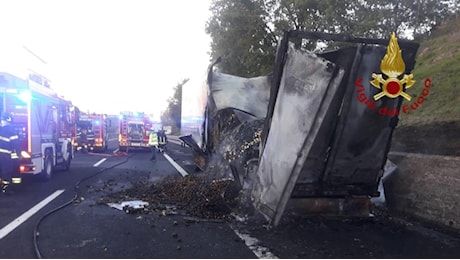 Tir in fiamme sull'A1, Italia spezzata in 2 per un paio d'ore e fino a 6 km di coda ad Arezzo