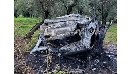 MORTALE Auto finisce fuori strada e prende fuoco, morte due ragazze a Catanzaro