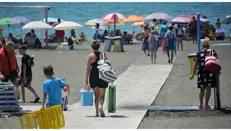 Ostia, caro-ombrelloni. E tornano i “fagottari”: «Spendiamo solo per la benzina, così si risparmia»