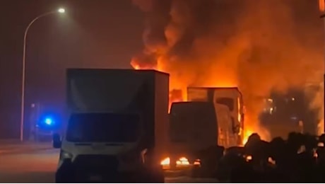 Capodanno a Milano: feriti dai botti, aggressioni, incendi e muro di fuoco in strada