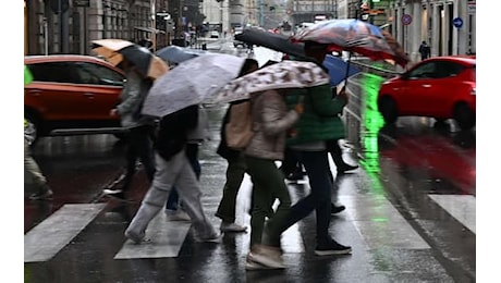 Maltempo, ancora temporali al Centro-Nord. Allerta rossa in Veneto. Giovedì peggiora