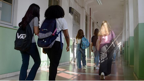 “Tutti dislessici per ottenere la sufficienza”. A Brescia i genitori di 14 alunni diffidano la prof: “Ha umiliato i nostri figli”