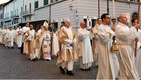 Pellegrini per il Giubileo. Circa mille fedeli in duomo: Camminiamo dietro la croce