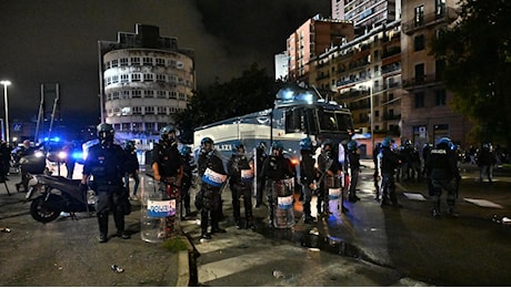 Scontri post derby, stamattina la decisione: i club rischiano un turno a porte chiuse e il divieto di trasferta per tre. Genoa-Juventus festa a metà