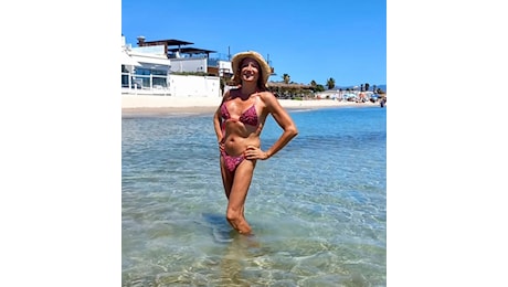 Vladimir Luxuria, la provocazione in bikini dal Poetto di Cagliari: Ciao sfigati, fatevi una vita