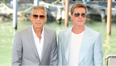 Pitt e Clooney sbarcano a Venezia. George: Fiero di Biden, è stato coraggioso