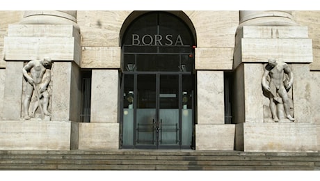 Borsa: Milano in parità con banche ed energia, male la moda