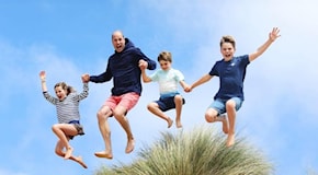 Il Principe William e la foto del salto con i figli per il compleanno scattata da Kate