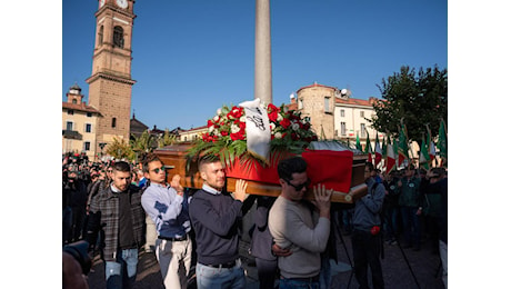 L'ultimo commosso saluto a Matilde Lorenzi. Il lungo abbraccio della famiglia