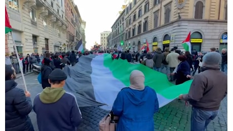 A Roma manifestazione pro-Palestina: scritte sui muri e vetrine infrante