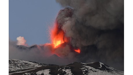 E' caos sui voli in Sicilia per l'Etna in eruzione