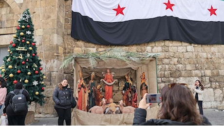 Siria, incendiato albero di Natale: i cristiani scendono in piazza per protesta