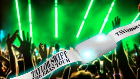 Come funzionano i bracciali LED che si illuminano ai concerti di Taylor Swift