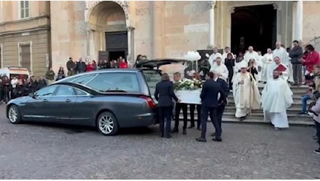 Il funerale di Aurora a Piacenza, la sorella: «Non smetterà mai di vivere»