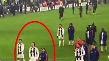 La lite tra Dusan Vlahovic e gli ultras della Juve alla fine della partita contro il Venezia