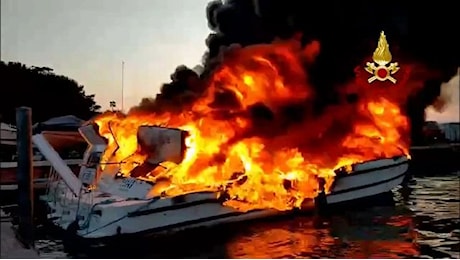 Esplosione e incendio in un cantiere navale a Venezia: il video