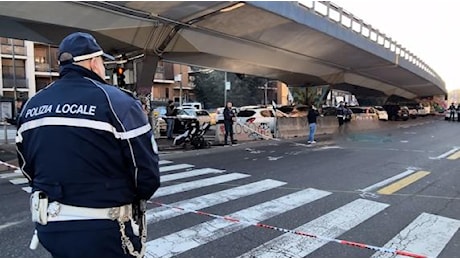 A Milano un camion travolge e uccide la mamma di 2 bambini: l'incrocio dove è avvenuto l'incidente