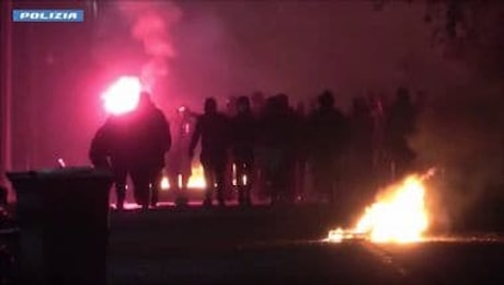 Notte di tensione a Milano, roghi e bus danneggiati a Corvetto