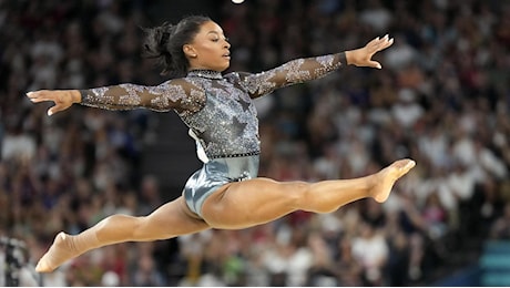 Simone Biles alle Olimpiadi, il salto che nessuna fa con un body con cristalli da 3 mila euro