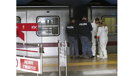 Roma, ubriaco accoltella un 14enne sulla metro e scappa: caccia all'uomo