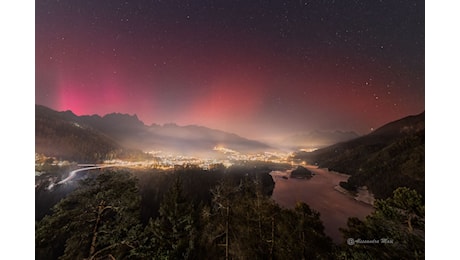 Per l'astrofotografia del giorno la Nasa sceglie l'aurora boreale (e non solo) in Cadore