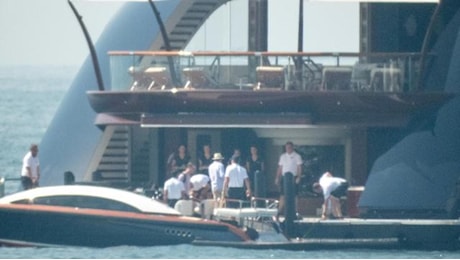 Un aperitivo a bordo, poi via le ancore: lo yacht di Zuckerberg lascia Napoli, verso nuove perle del golfo