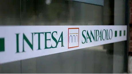 Il mistero del bancario che spiava i “potenti”: perquisizioni e sequestri