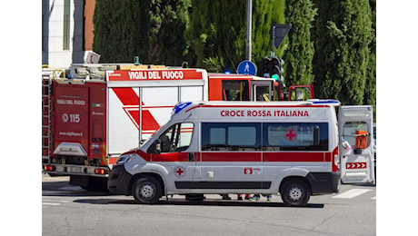 Auto con 5 giovani va fuori strada e prende fuoco: morte due ragazze a Catanzaro, una è minorenne