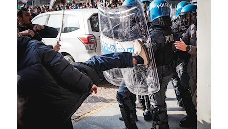 Corteo pro Palestina a Torino, una quindicina di poliziotti al pronto soccorso