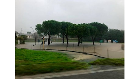 Maltempo a Cesenatico, allagato il sottopasso di viale Trento. Il sindaco: “Mettetevi alla guida solo in caso di necessità” VIDEO