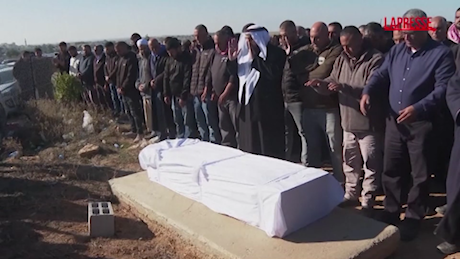 VIDEO Israele, commozione ai funerali dell'ostaggio morto