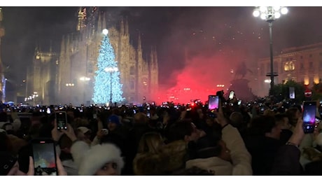 Le voci dei turisti in festa in piazza Duomo: aspettiamo i fuochi d'artificio