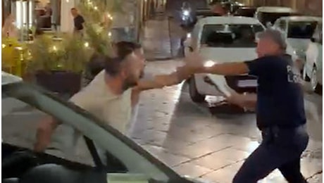 Vigili urbani aggrediti a Catania mentre multano auto, due fratelli arrestati: il video delle violenze