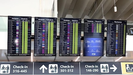 Down informatico, all'aeroporto di Fiumicino ritardi e voli cancellati: Qui i sistemi funzionano, ma altri scali bloccati