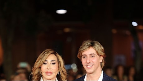 Daniela Zuccoli insieme al figlio Leonardo Bongiorno per Mike, il cast di Avetrana-Qui non è Hollywood e la pioggia del terzo red carpet della Festa del cinema di Roma