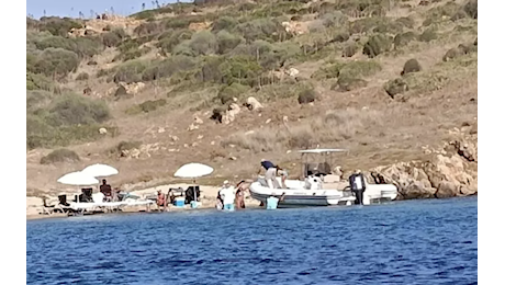 Sbarcano in un'isola protetta de La Maddalena con tavoli, ombrelloni, lettini e casse frigo: turisti multati
